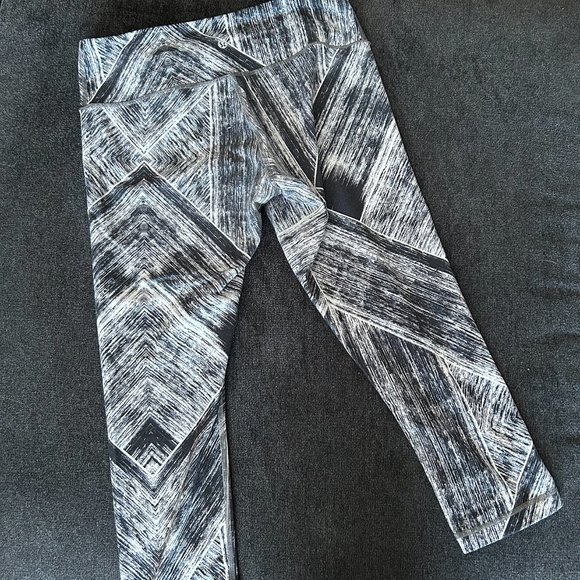 Lululemon Black White Capri Workout Pants 10 - Picture 2 of 4